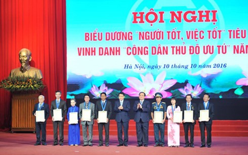 Good people good deeds and outstanding citizens of Hanoi honored - ảnh 1