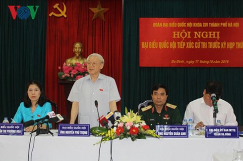Party leader Nguyen Phu Trong meets voters in Ba Dinh precinct, Hanoi - ảnh 1