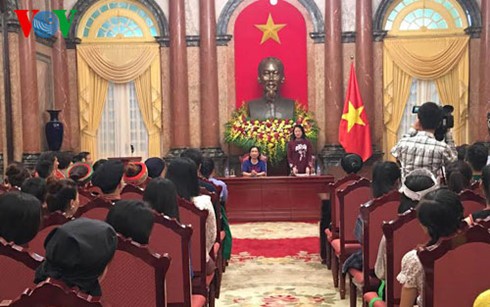 Vice President Dang Thi Ngoc Thinh receives ethnic students - ảnh 1