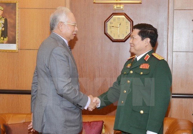 Malaysian PM supports defence cooperation with Vietnam  - ảnh 1
