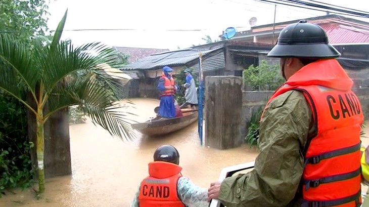 Human kindness in coping with flooding in Quang Binh - ảnh 1
