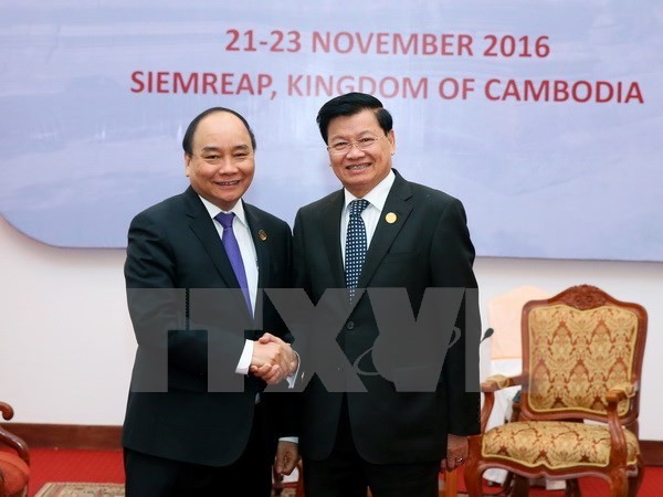 Prime Minister meets Lao counterpart  - ảnh 1