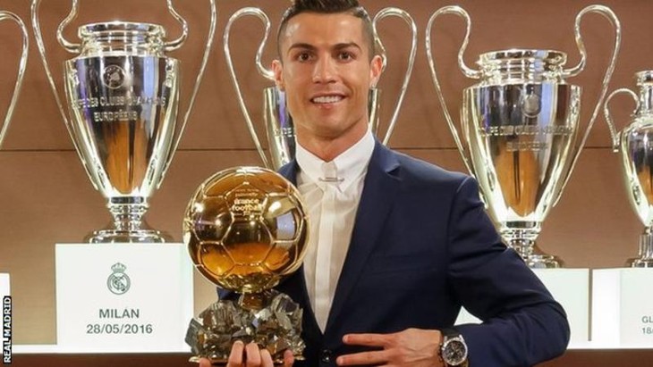Cristiano Ronaldo beats Lionel Messi to win Ballon d'Or 2016 - ảnh 1