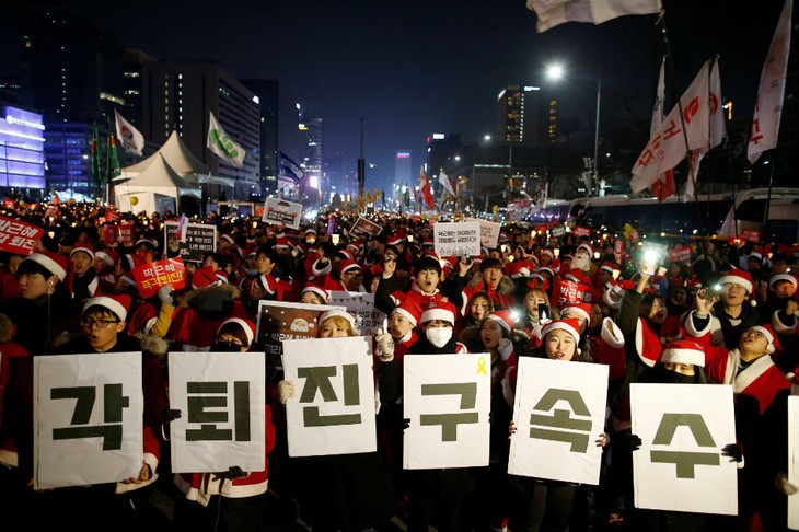 South Koreans protest for ninth straight weekend for Park to step down - ảnh 1