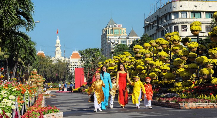 Ho Chi Minh City prepares flower streets for Tet - ảnh 1