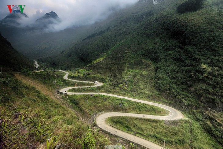 Experience spectacular road stretches in Ha Giang - ảnh 1