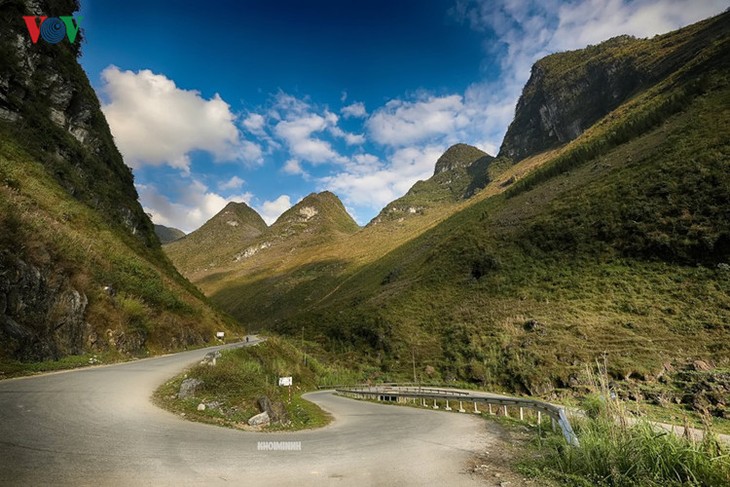 Experience spectacular road stretches in Ha Giang - ảnh 7