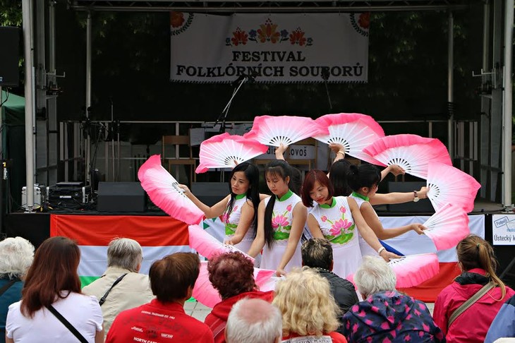 Vietnamese culture shines at Czech Republic folklore festival - ảnh 1