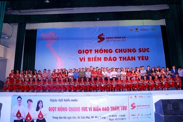 Blood donation drive attracts thousands of people in Khanh Hoa - ảnh 1