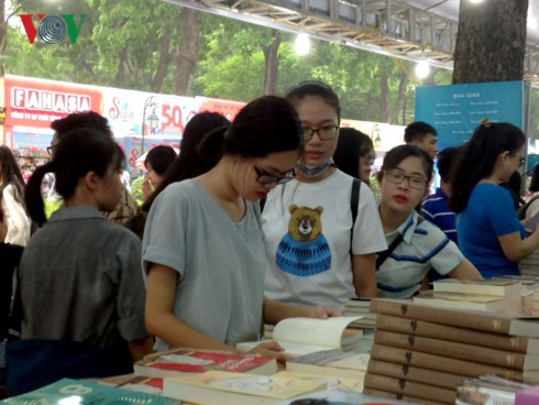 6th Vietnam-International Book Fair opens - ảnh 2