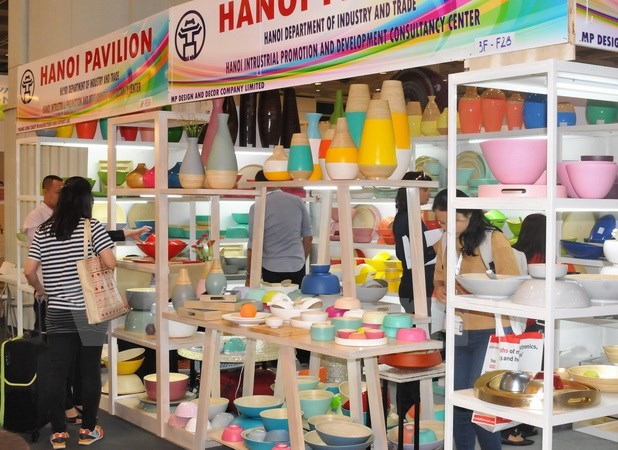 Vietnamese firms attend trade fairs in Hong Kong (China), Canada - ảnh 1