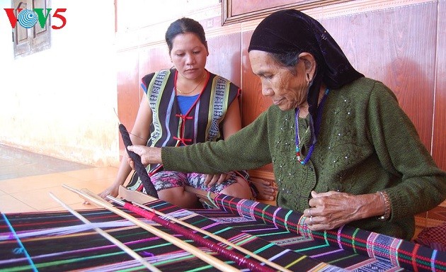 Brocade weaving: dexterity of M’Nong women - ảnh 1