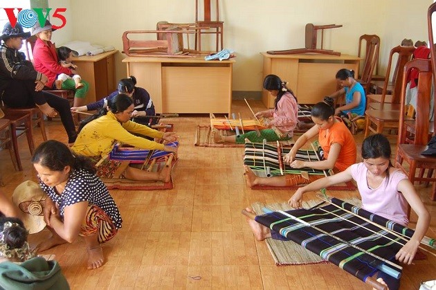 Brocade weaving: dexterity of M’Nong women - ảnh 2