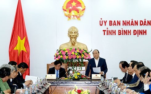 PM Nguyen Xuan Phuc works with Binh Dinh provincial leaders - ảnh 1