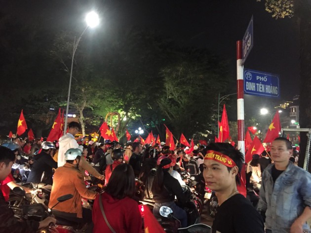 Millions of Vietnamese football fans celebrate U23 team's victory at AFC Championship - ảnh 7