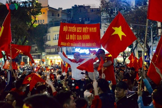 Millions of Vietnamese football fans celebrate U23 team's victory at AFC Championship - ảnh 5
