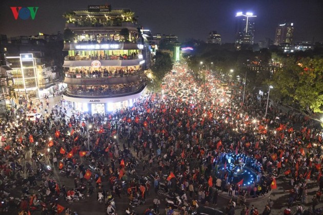 Millions of Vietnamese football fans celebrate U23 team's victory at AFC Championship - ảnh 4
