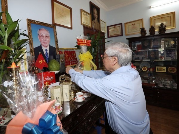 Party chief pays tribute to late leaders on Party founding anniversary - ảnh 1