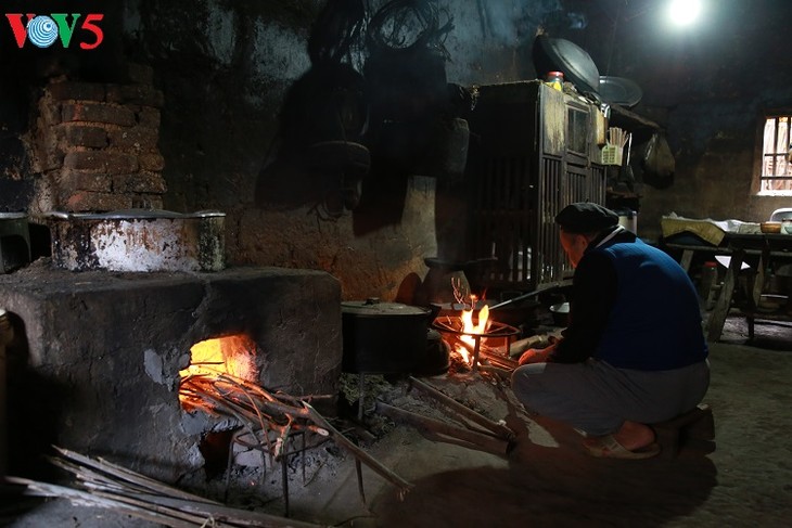 Wood stove of the Tay in Binh Lieu - ảnh 1