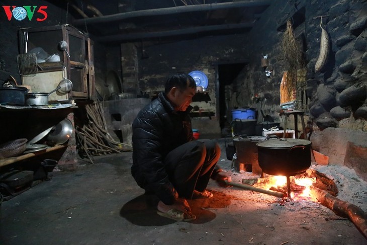 Wood stove of the Tay in Binh Lieu - ảnh 4