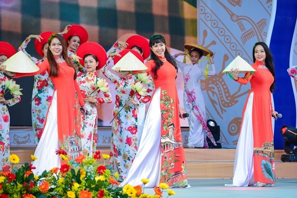 Festival promotes Ao Dai charm - ảnh 1