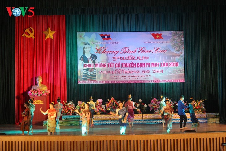 Bunpimay traditional new year festival held for Laotian students in Son La - ảnh 1