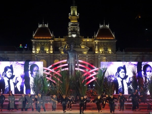 Art performance celebrates 43 years of national reunification:   - ảnh 1