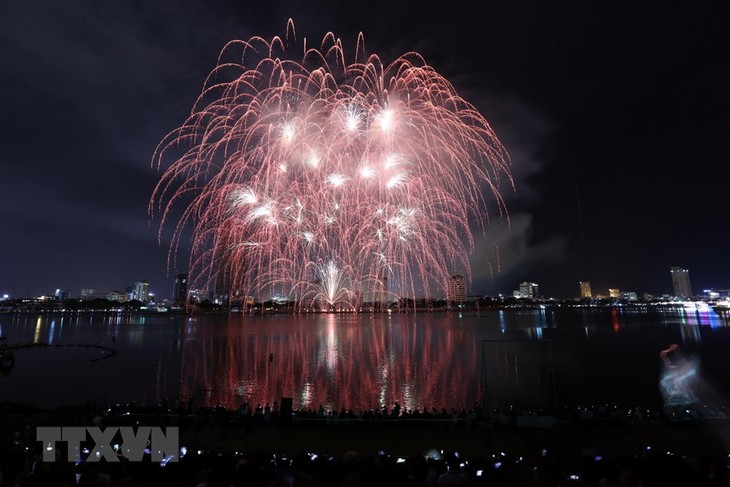 Da Nang International Fireworks Festival features French, American teams - ảnh 1