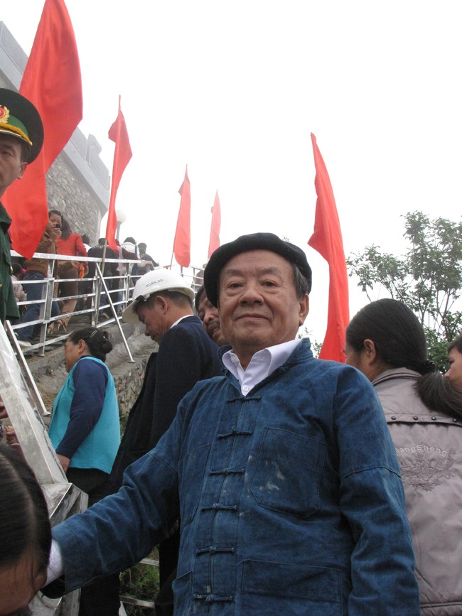The Mong man behind the road to iconic Lung Cu flag tower - ảnh 2