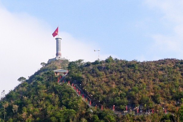 The Mong man behind the road to iconic Lung Cu flag tower - ảnh 3