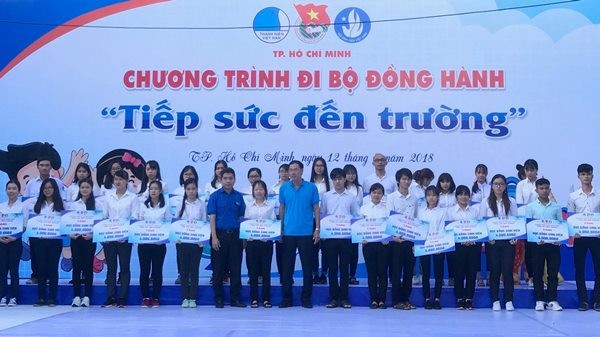 3,000 people walk to raise fund for poor students - ảnh 1