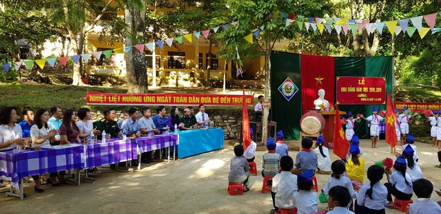 New academic year ceremonies in flooded areas  - ảnh 2