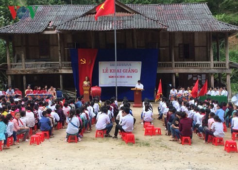 New academic year ceremonies in flooded areas  - ảnh 1