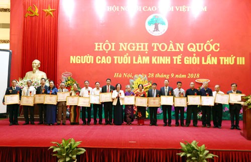 Elderly people with profitable business operation honoured - ảnh 1