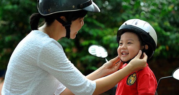 Programme encourages children to wear helmets - ảnh 1
