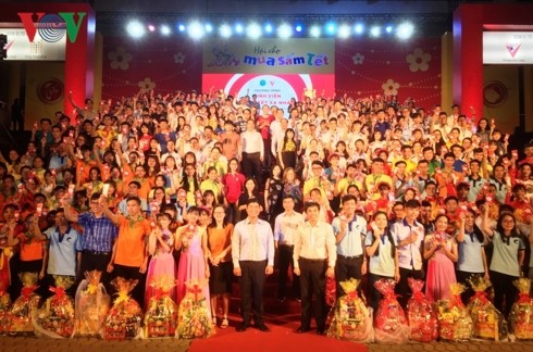 HCMC helps poor students enjoy Tet celebrations  - ảnh 1