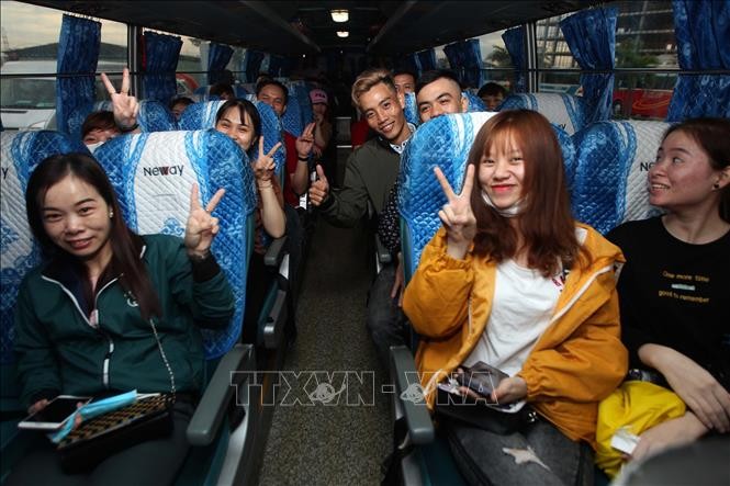 Free buses take workers home for Tet - ảnh 1