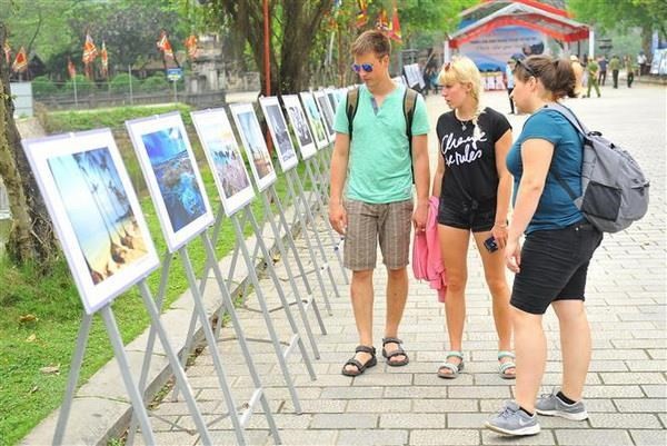 Photo exhibition highlights Vietnam’s sea and islands   - ảnh 1