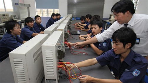 Vocational schools and businesses tighten links to secure jobs for graduates - ảnh 1