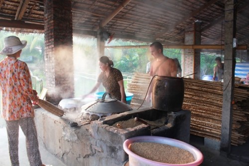 Cai Rang traditional craft village serves visitors with Hu Tieu noodle - ảnh 2