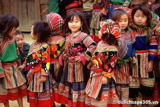 Costumes of Mong women in Ha Giang - ảnh 1