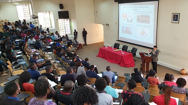 Ambassador highlights Vietnam’ foreign policy at Mozambican university - ảnh 1