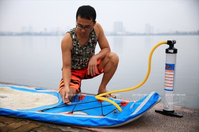 SUP boarding on West Lake  - ảnh 3