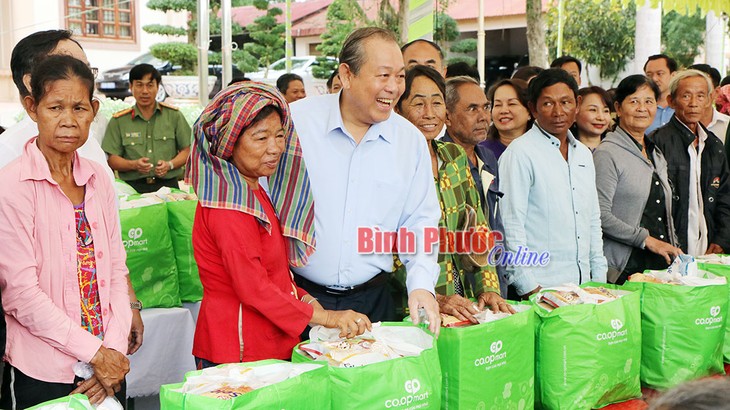Deputy Prime Minister Truong Hoa Binh visits revolutionary and ethnic families in Binh Phuoc provinc - ảnh 1