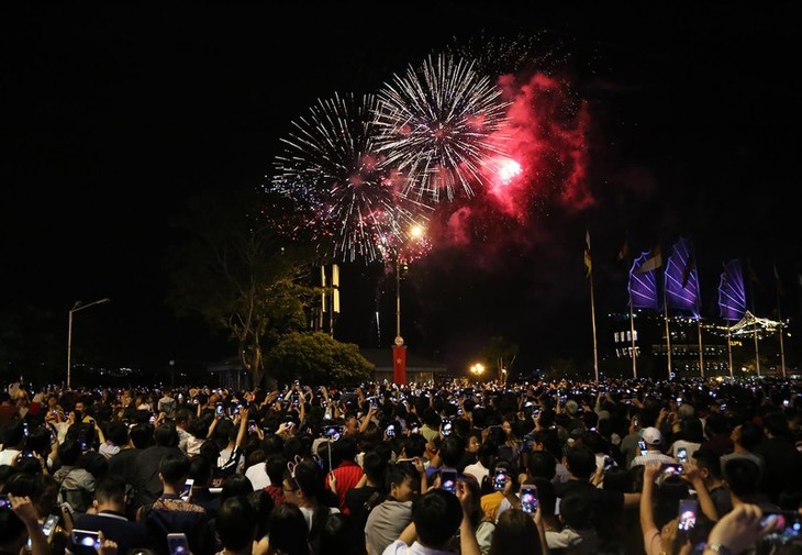 HCMC stages firework displays to celebrate National Day - ảnh 1