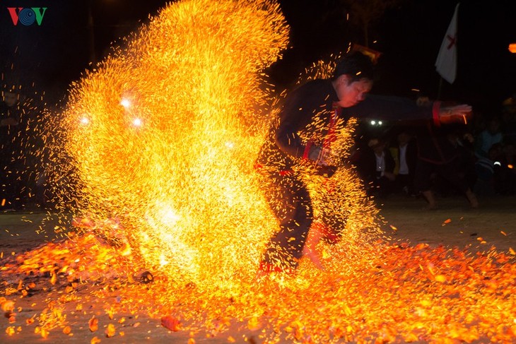 Fire dance of Red Dao in Dien Bien province - ảnh 5