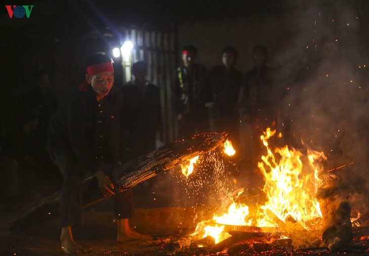 Fire dance of Red Dao in Dien Bien province - ảnh 3