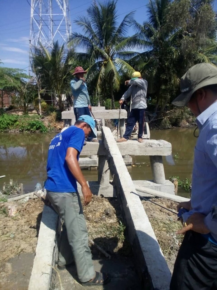 Kien Giang farmers build bridges for poor rural areas - ảnh 3
