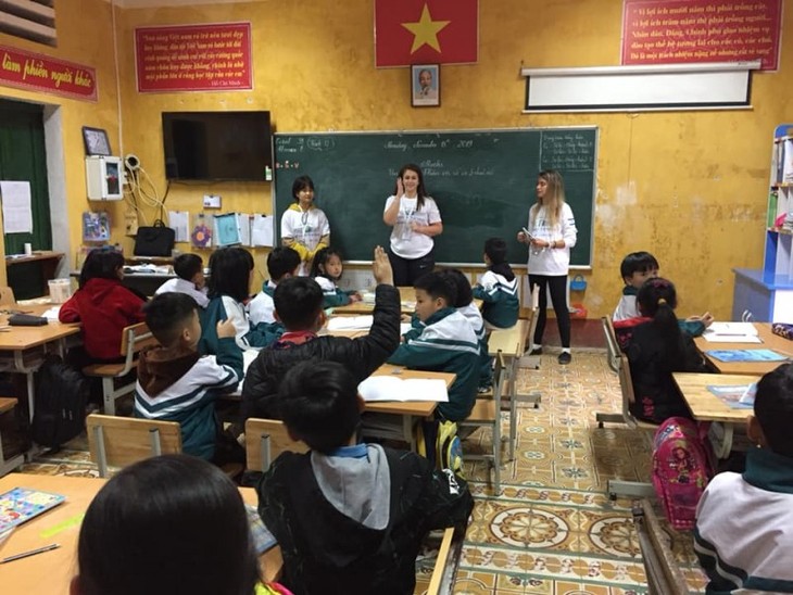 Israeli volunteers teach English to Sa Pa children - ảnh 1