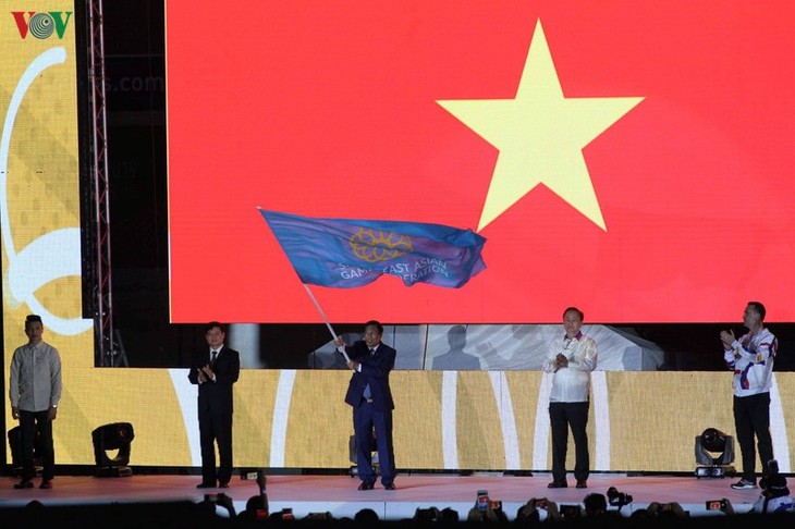  Vietnam ranks second in SEA Games 30, receives flag to host next Games  - ảnh 2